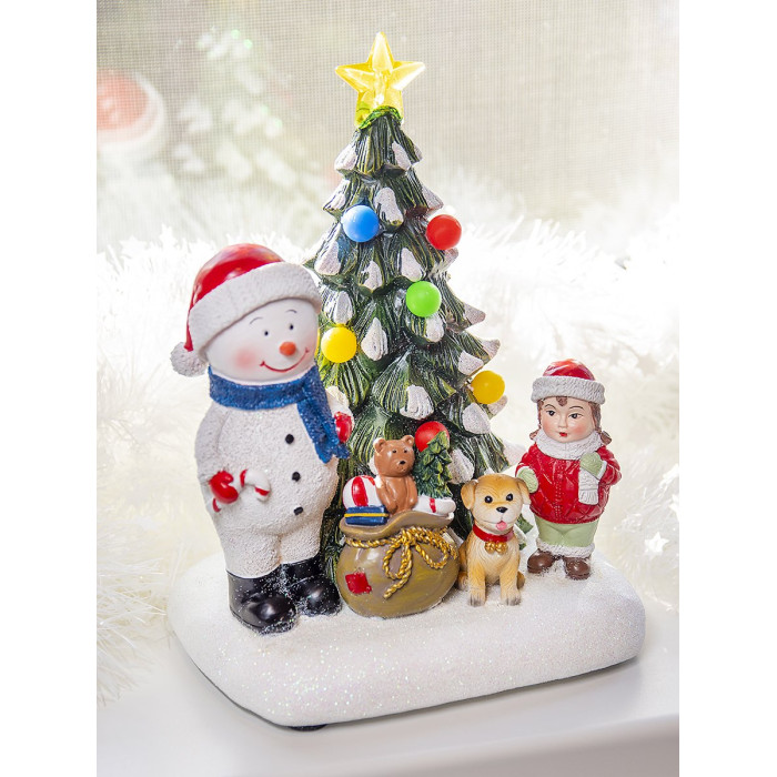  Лючия Фигурка декоративная Снеговик у ёлки c LED подсветкой