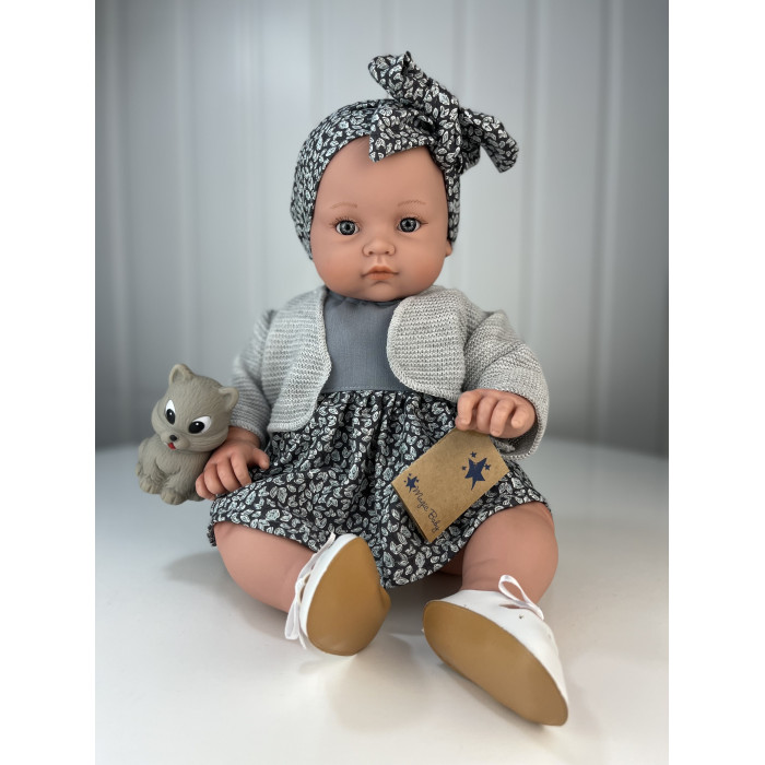 цена Куклы и одежда для кукол Lamagik S.L. Пупс Алисия серой вязаной кофте и в цветной повязке 47 см