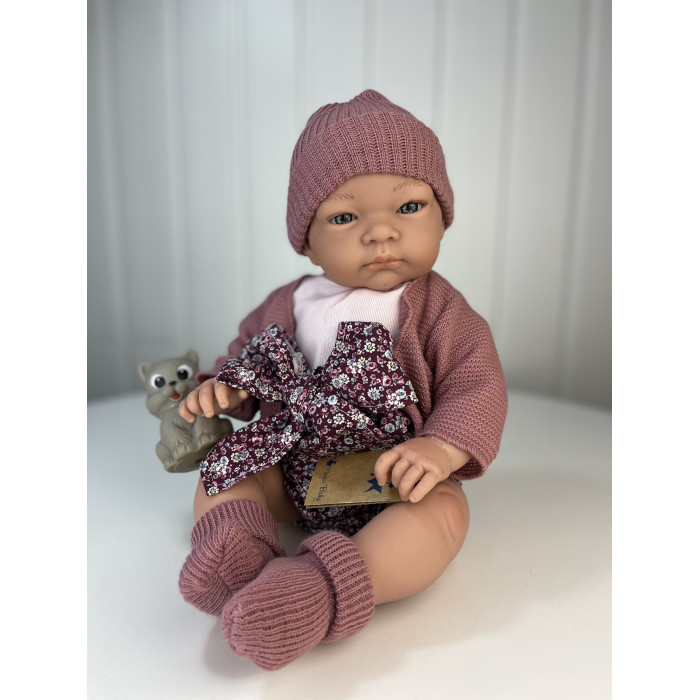 Куклы и одежда для кукол Lamagik S.L. Пупс Дженни в вязаной малиновой кофте 47 см