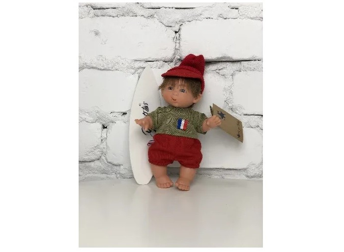 Lamagik S.L. Пупс Супер-мальчик в красных шортах и шапке 18 см неандертальский мальчик или большой поход