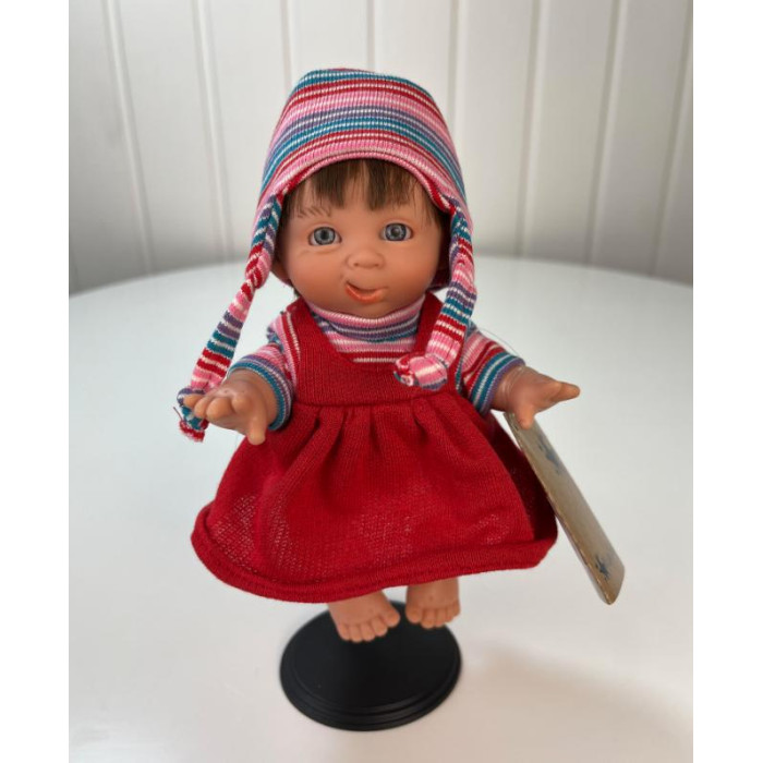 Куклы и одежда для кукол Lamagik S.L. Кукла Джестито Инфант в красном сарафане ухмыляется 18 см кукла lamagik джестито профессии медсестра 18 см арт 202u 4