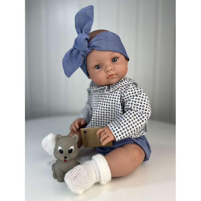 цена Куклы и одежда для кукол Lamagik S.L. Пупс Алисия в темно-синей вязаной кофте, носках и повязке 47 см