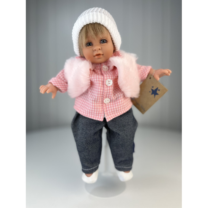 цена Куклы и одежда для кукол Lamagik S.L. Кукла Джестито в клетчатой рубашке джинсах и шапочке 28 см