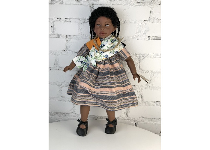 Куклы и одежда для кукол Lamagik S.L. Коллекционная кукла Алика 62 см куклы и одежда для кукол lamagik s l кукла джеральдин в цветастом комбинезоне шатенка с хвостиками 62 см