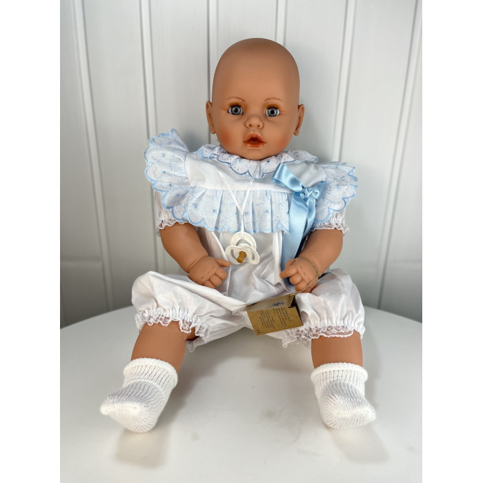Куклы и одежда для кукол Lamagik S.L. Пупс Бобо в одежде с голубыми оборками 65 см фотографии