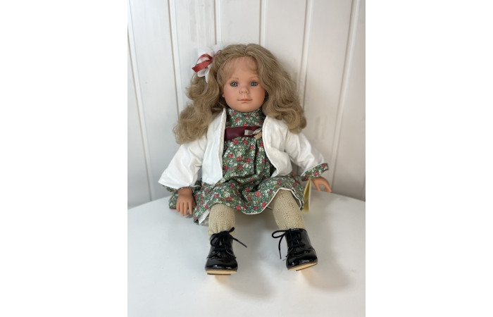 Куклы и одежда для кукол Dnenes/Carmen Gonzalez Кукла Андреа в цветочном платье и жакете 60 см кукла коллекционная девочка в зимней одежде с лопаткой