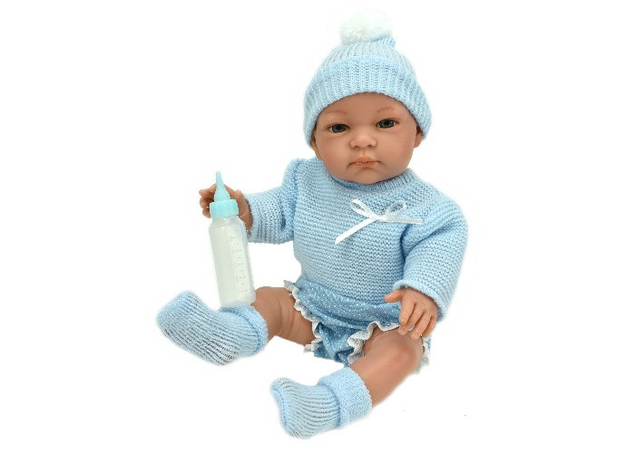 Lamagik S.L. Пупс Джон в вязаной голубой одежде и шапочке с бутылочкой 32 см lamagik s l пупс каритас новорожденный мальчик 28 см