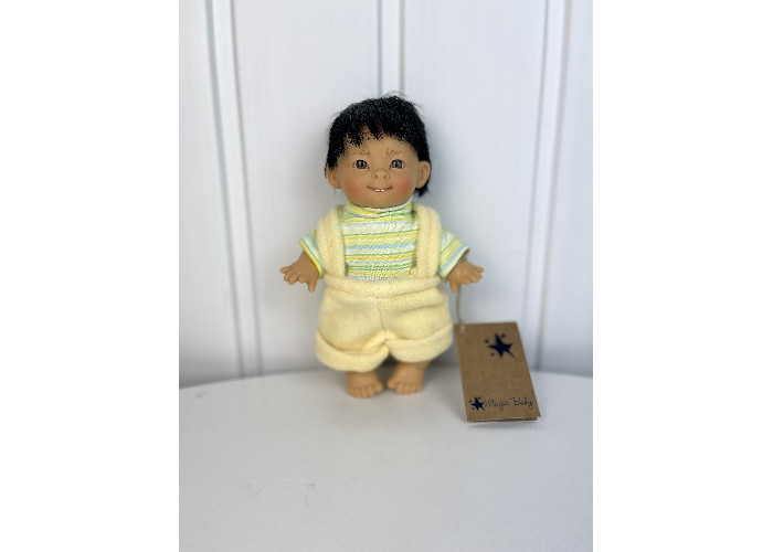 Куклы и одежда для кукол Lamagik S.L. Кукла Джестито Инфант в желтом комбинезоне с зубками 18 см кукла lamagik джестито инфант 18 см 10000u розовый