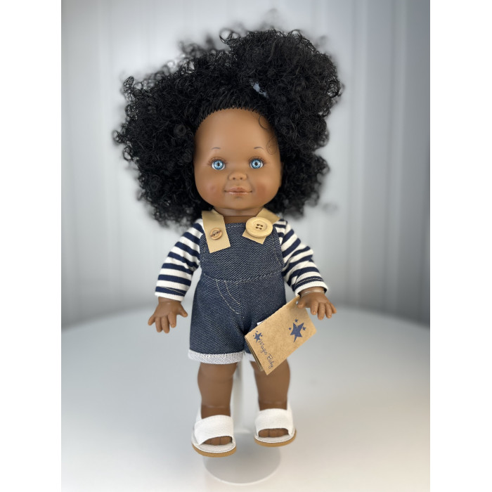 цена Куклы и одежда для кукол Lamagik S.L. Кукла Бетти темнокожая в джинсовом комбинезоне 30 см