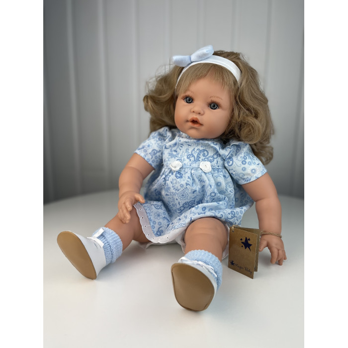 Куклы и одежда для кукол Lamagik S.L. Кукла Сьюзи в голубом платье и кофточке 47 см куклы и одежда для кукол lamagik s l кукла сьюзи в брюках жакете и повязке тюрбан 47 см