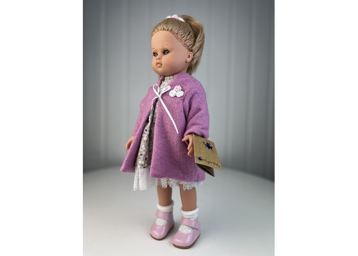 Куклы и одежда для кукол Lamagik S.L. Кукла Нэни блондинка в сером платье и сиреневом пальто 40 см куклы и одежда для кукол lamagik s l кукла нэни в розовой меховой накидке и повязке тюрбан 42 см