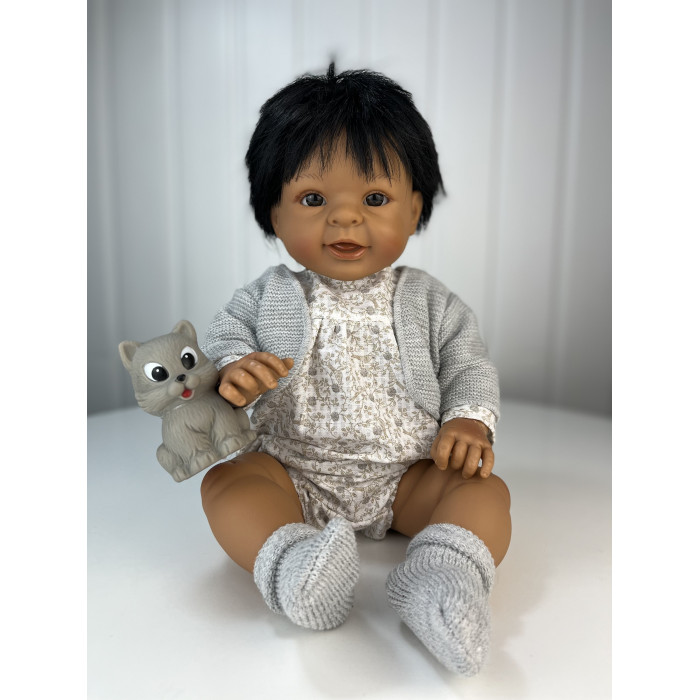 Куклы и одежда для кукол Lamagik S.L. Пупс Пауль в вязаной серой кофте и носках 47 см