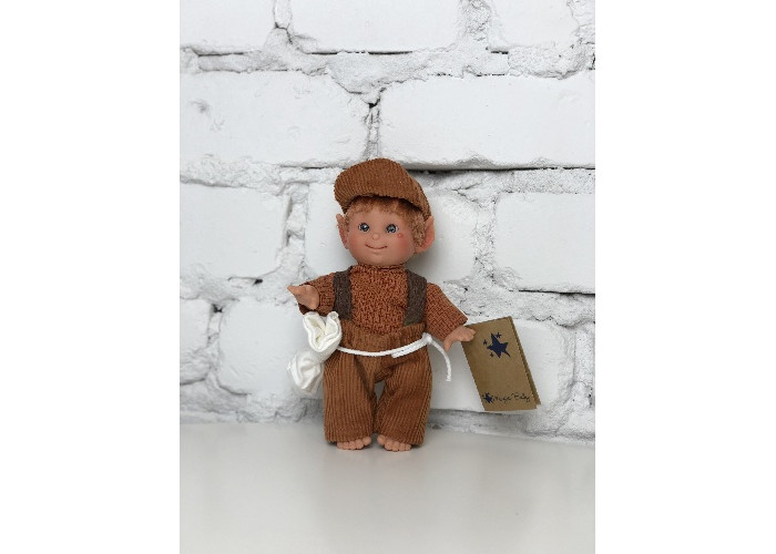 Lamagik S.L. Кукла Джестито Домовёнок мальчик в коричневом комбинезоне и кепочке 18 см