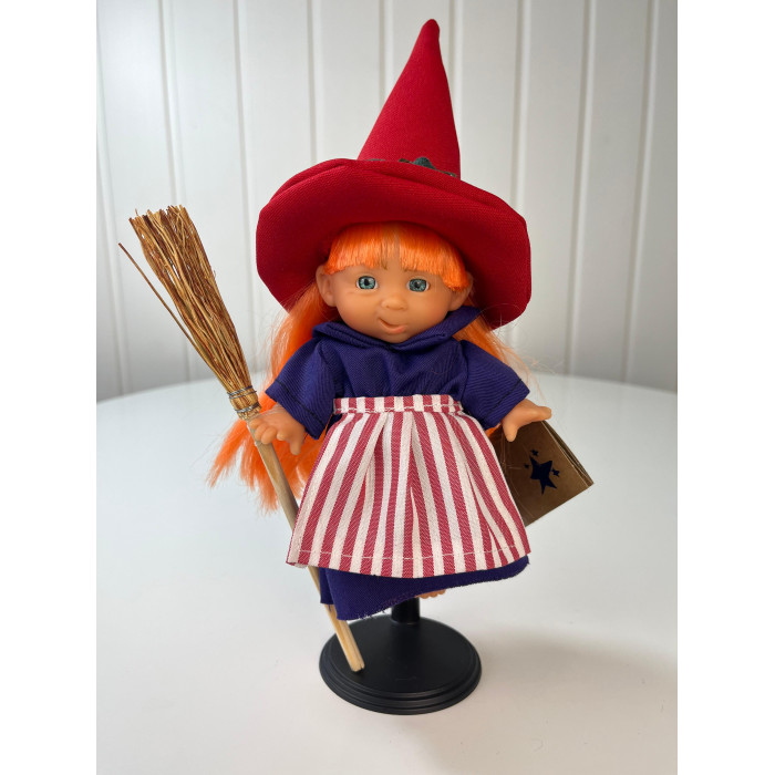 Lamagik S.L. Пупс-мини Ведьмочка в красной шляпе 18 см lamagik s l пупс мини ведьмочка в платье в горох и в синей шляпе 18 см