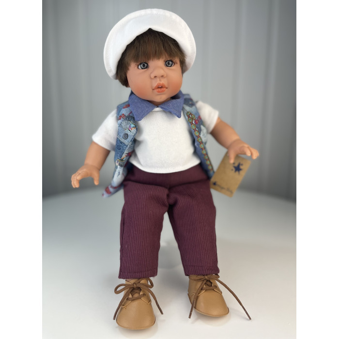 цена Куклы и одежда для кукол Lamagik S.L. Кукла Джестито Маленькие зубки в вельветовых штанах и кепке 38 см