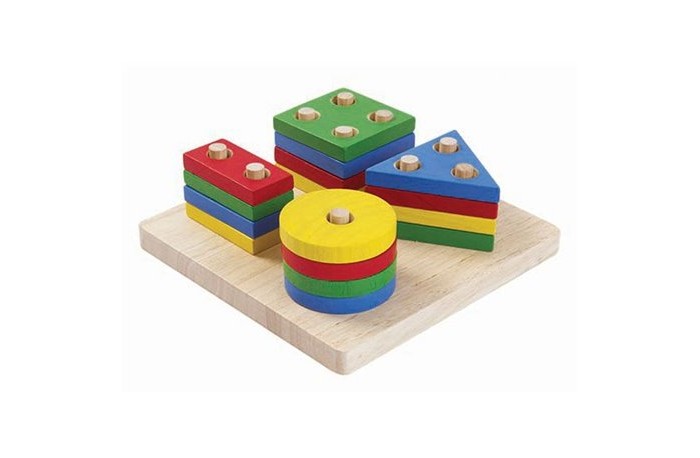 Деревянная игрушка Plan Toys Сортер Доска с геометрическими фигурами деревянная игрушка буратино три кота магнитная доска цифры 60 шт