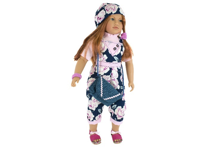 Lamagik S.L. Коллекционная кукла Джеральдин в цветастом комбинезоне рыжая 62 см lamagik s l коллекционная кукла ширли блондинка 62 см