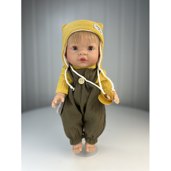 

Nines Artesanals d'Onil Кукла Зоя в болотном комбинезоне и горчичной шапке 37 см, Кукла Зоя в болотном комбинезоне и горчичной шапке 37 см