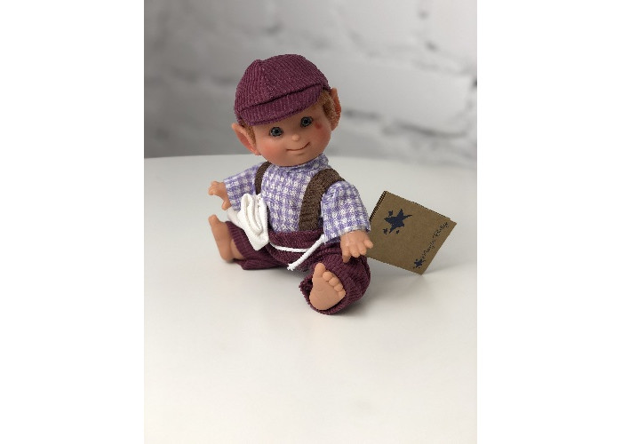цена Куклы и одежда для кукол Lamagik S.L. Кукла Джестито Домовёнок мальчик в фиолетовом комбинезоне и кепочке 18 см