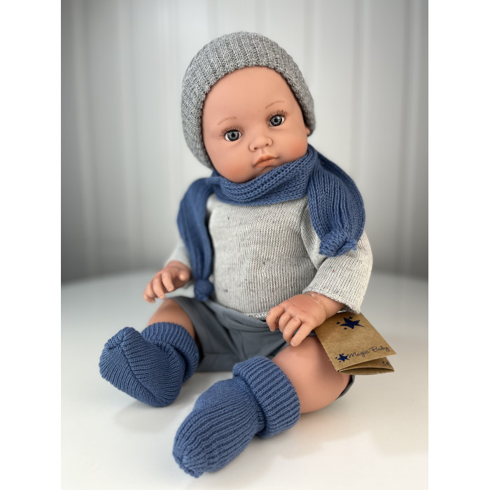 цена Куклы и одежда для кукол Lamagik S.L. Пупс Артур в свитере шапке шарфе и носках 47 см