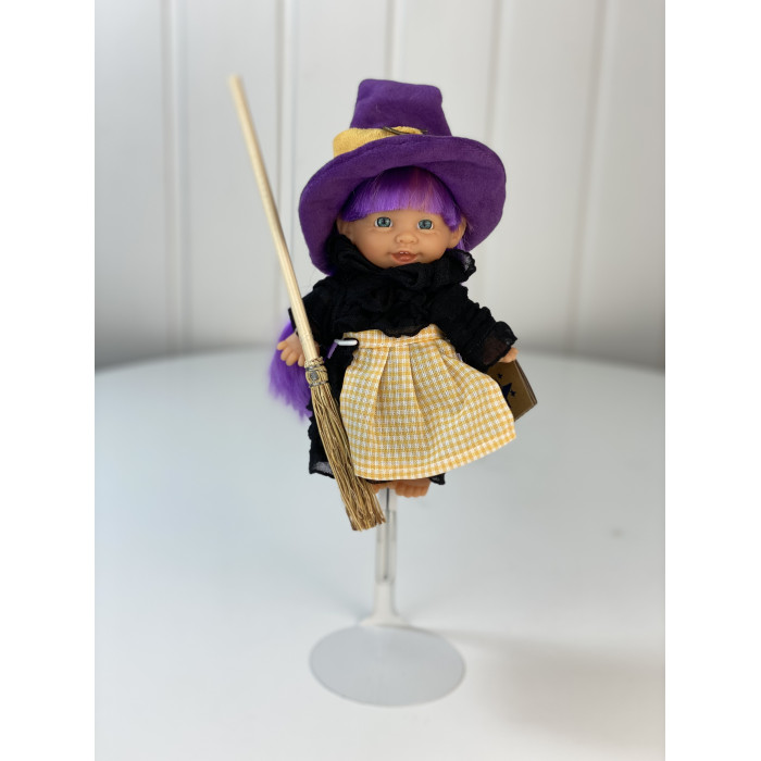 Lamagik S.L. Пупс-мини Ведьмочка в клетчатом желтом переднике и фиолетовой шляпе 18 см lamagik s l пупс мини ведьмочка в платье в горох и в синей шляпе 18 см
